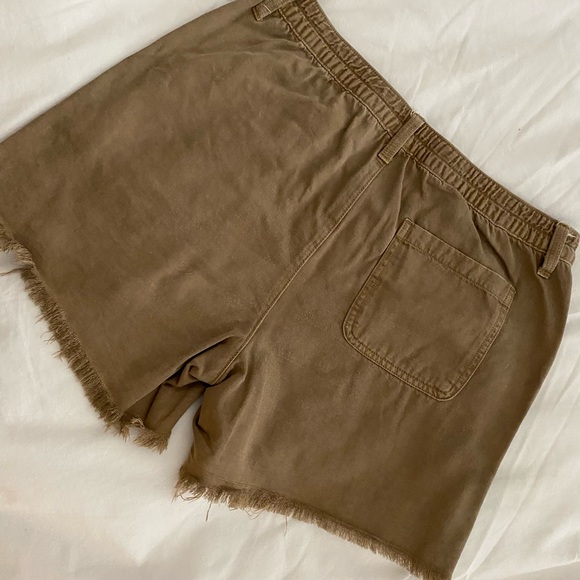 BRAND NEW AERI CARGO SHORTS. Size medium. Camel color high waisted. - Picture 4 of 5
